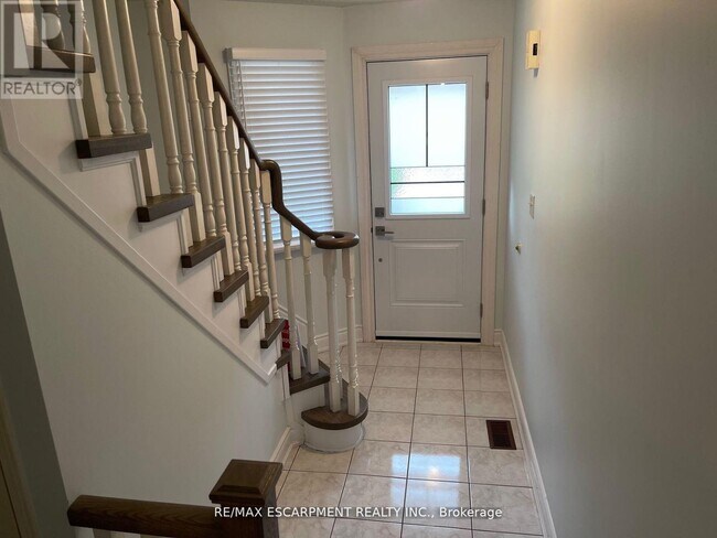 Building Photo - 455-455 Apache Ct