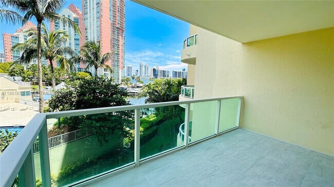 Foto del edificio - 3340 NE 190th St