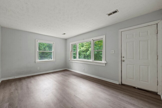 Foto del edificio - Private and convenient 3 bed/1 bath with large backyard