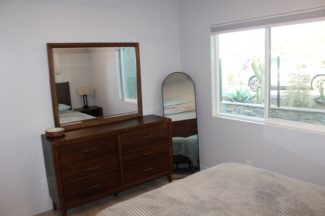 Vanidad - 1637 Grove Rd