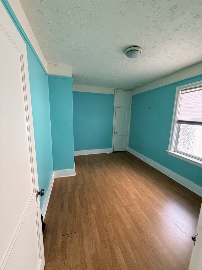 Building Photo - 627 9th St E