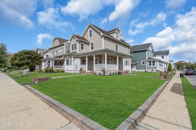 Building Photo - 300 Lareine Ave