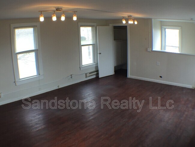Foto del edificio - 43215 N Ridge Rd
