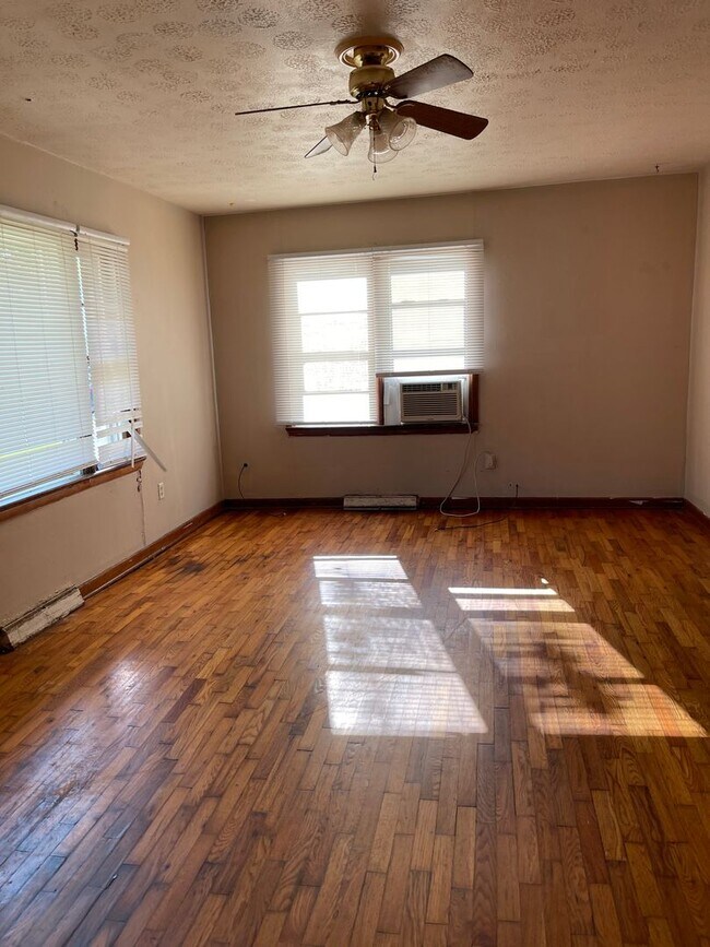 Foto del edificio - 2 BEDROOM 1 BATHROOM HOUSE FOR RENT