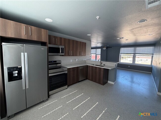 Building Photo - 103 E Central Ave