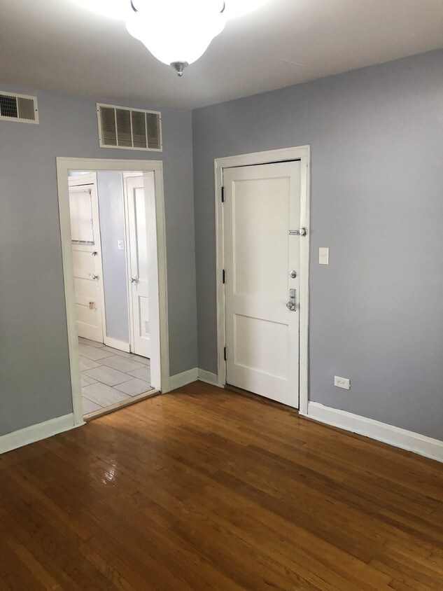 Primary Photo - 3053 W 56th St