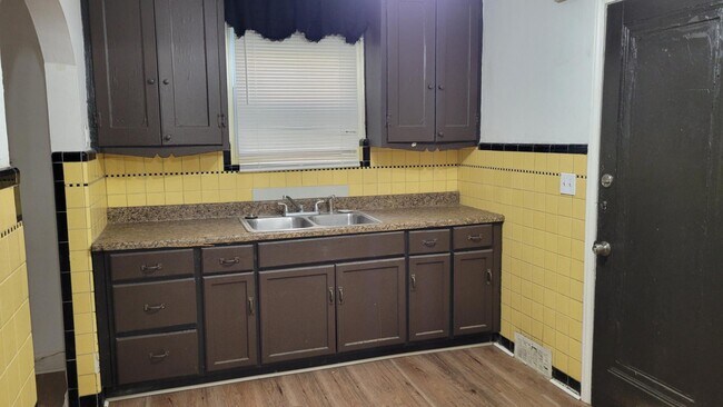 Building Photo - 3276 Tyler St
