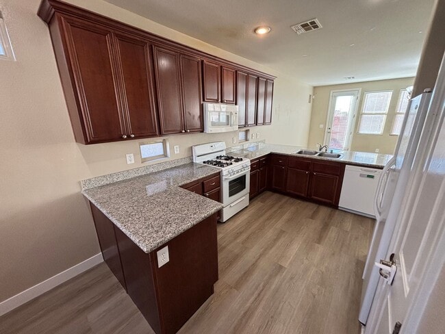 Foto del edificio - Beautiful 4/Bed/3Bath/2Car Two-Story Home with Loft and Office in Providence!