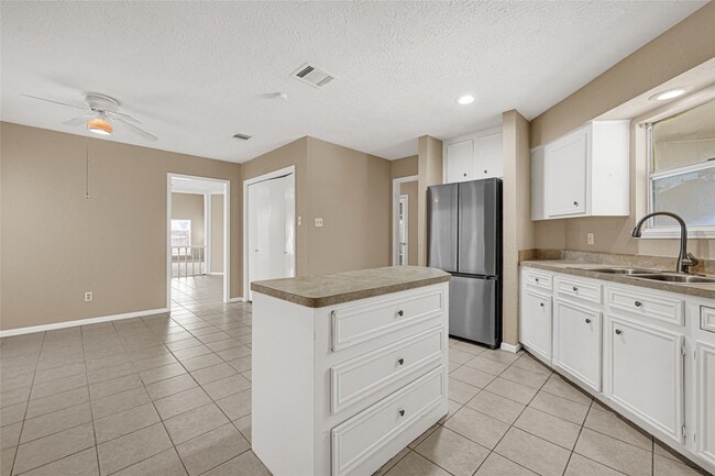 Building Photo - 3023 Jewel Ann St