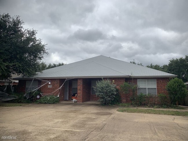 Building Photo - 3 br, 2 bath Duplex - 2026 Legacy Ln