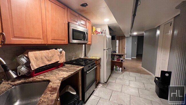 Building Photo - LARGE ROOM FOR RENT BROOKLYN AVENUE/ PRIME...