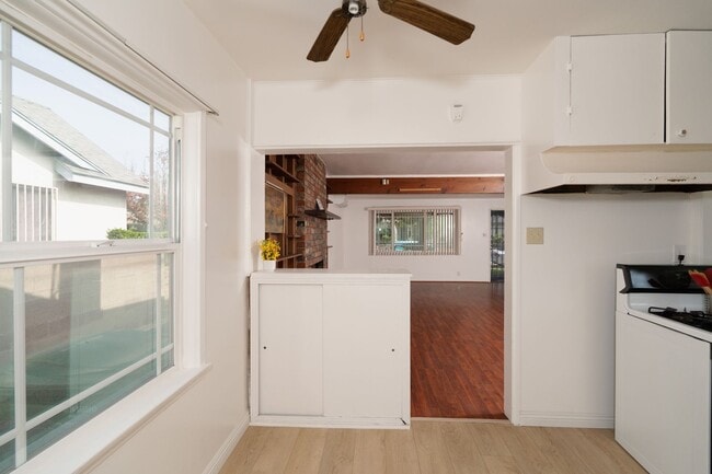 Building Photo - BEAUTIFUL COZY 2 BED 1 BATH HOUSE!