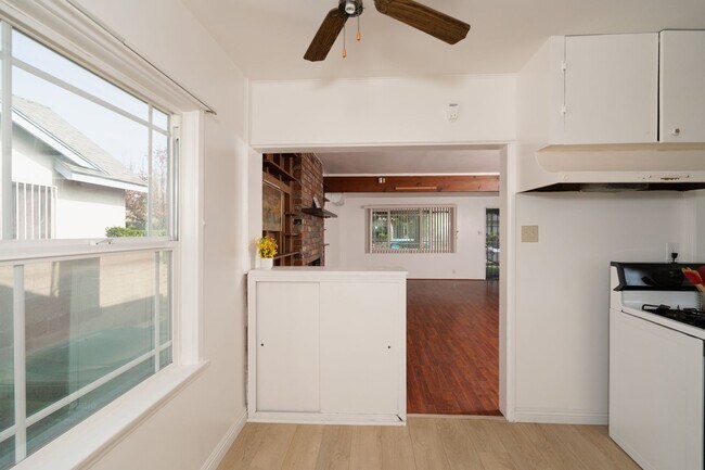 Foto del edificio - BEAUTIFUL COZY 2 BED 1 BATH HOUSE!