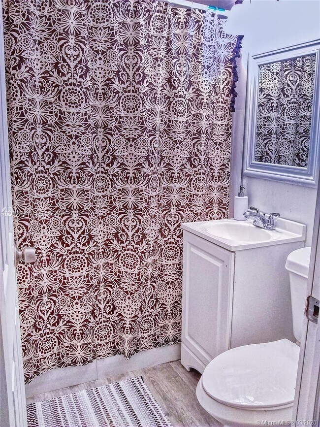 Foto del edificio - 142 NE 56th St