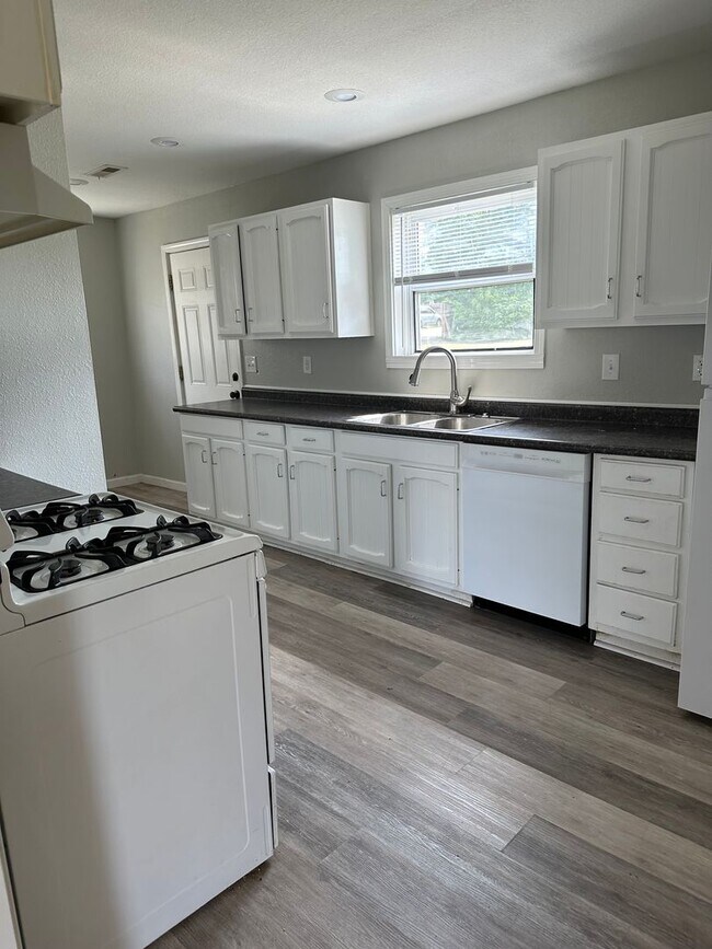 Foto del edificio - COMING SOON: 3 bedroom, 1 bathroom home lo...