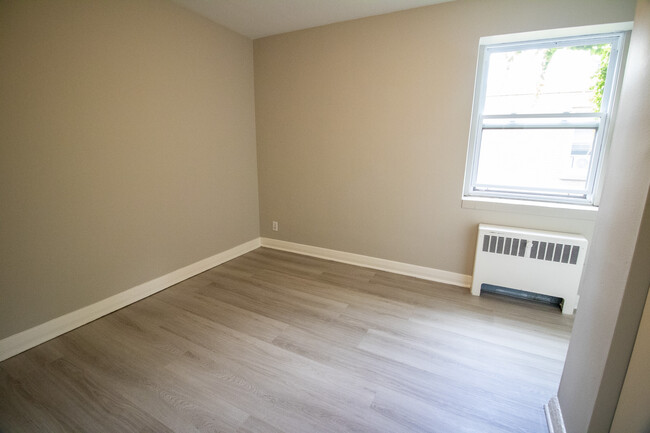 Building Photo - Fabulous 1 Bedroom Apartment for Rent in W...