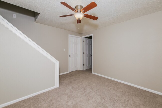 Building Photo - 5926 Buck Rill Dr