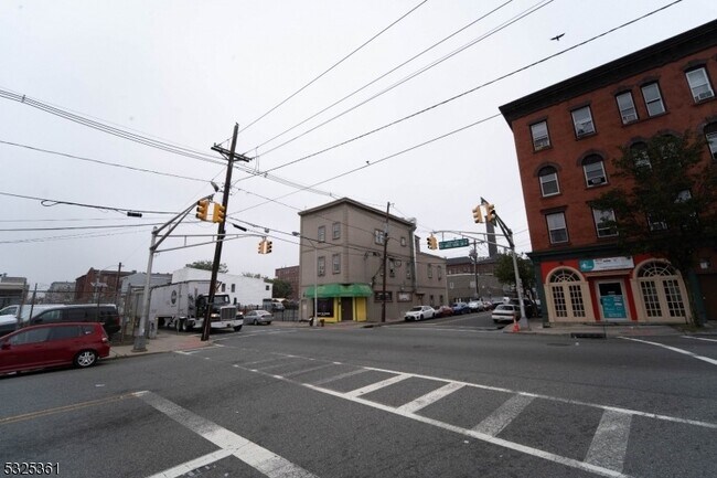 Building Photo - 331 Straight St