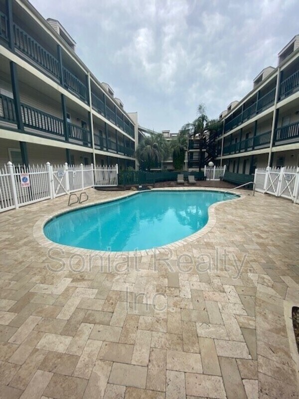 Foto del edificio - 2330 Edenborn Ave