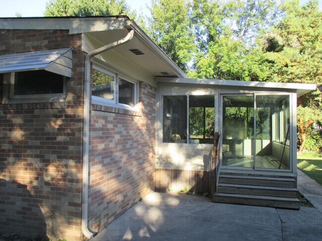 Building Photo - 4705 Hill Ave