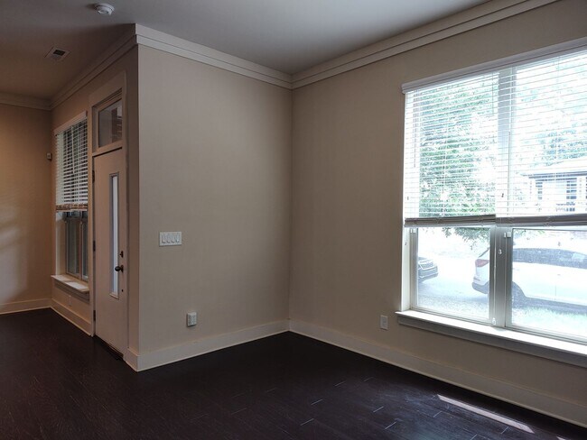 Foto del edificio - Move-In Ready Townhome located in the Stee...