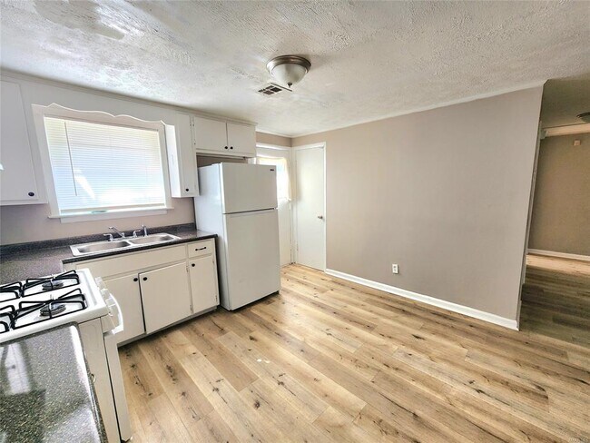 Foto del edificio - 102 White Oak Dr