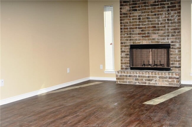 Building Photo - 803 Navarro Dr