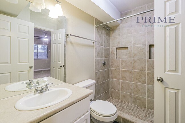 Foto del edificio - Beautiful two story Condo