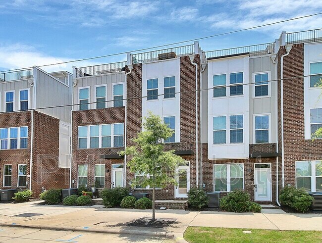 Building Photo - 256 Parkwood Ave