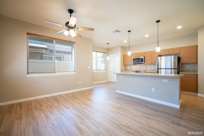Foto del edificio - Available now!  4-bedroom, 2.5-bath, 2-car...