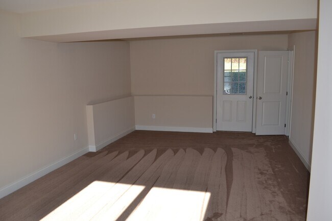 Foto del edificio - Beautiful Bi-level  Home w/ 2 car Garage and Central AC. One Pet OK!