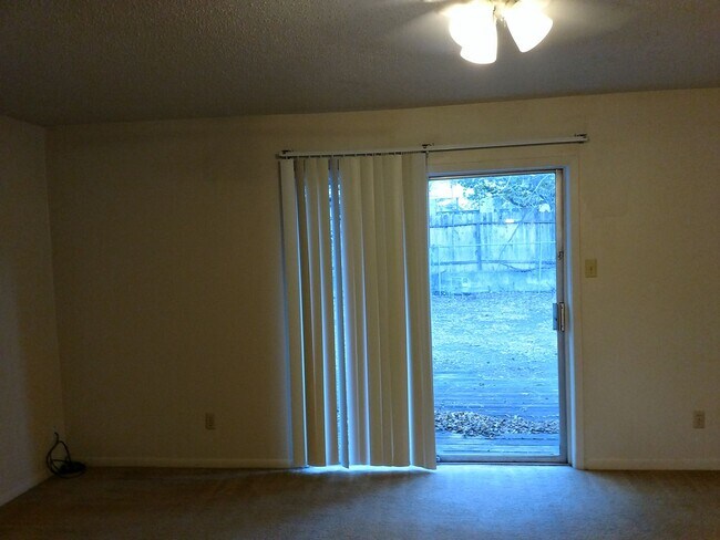 Building Photo - 1104 Cummings Ave