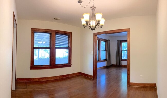 Foto del edificio - Charming Hyde Park Bungalow with Modern Co...
