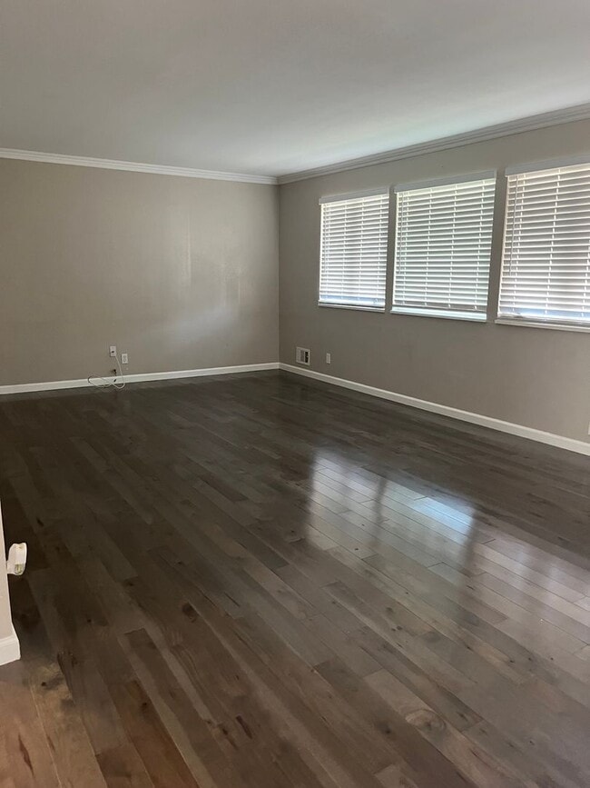 Building Photo - Beautifully Renovated 4bd 3bth Home Move I...