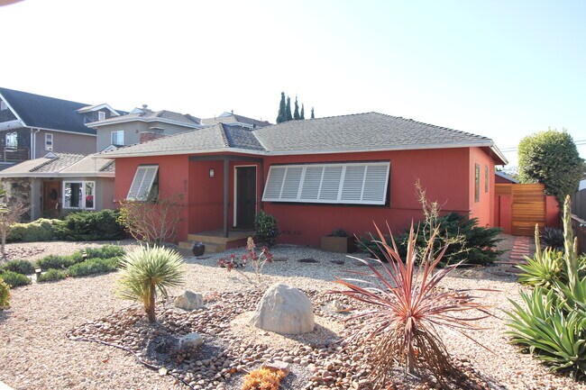 Building Photo - 613 N Paulina Ave