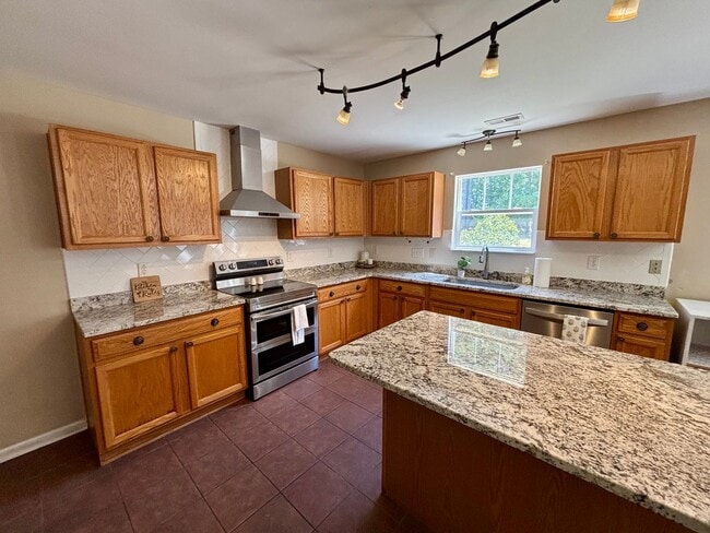 Building Photo - Room to Breathe! 5 Bedroom Home in Desirab...