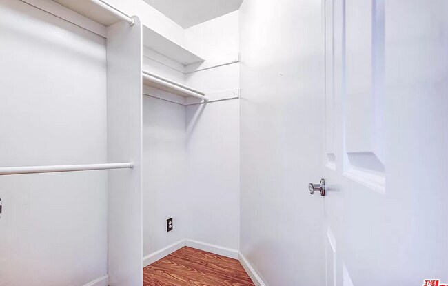 Walk in Closet - 110 N Marshall Ct