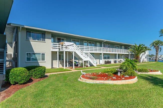 Building Photo - Gorgeous Water Views!