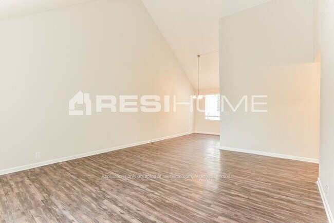 Building Photo - 420 Raintree Place