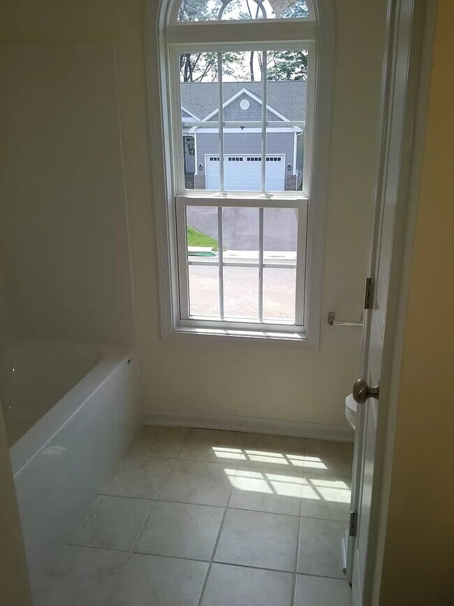 Building Photo - 112 Oak Meadow Ln