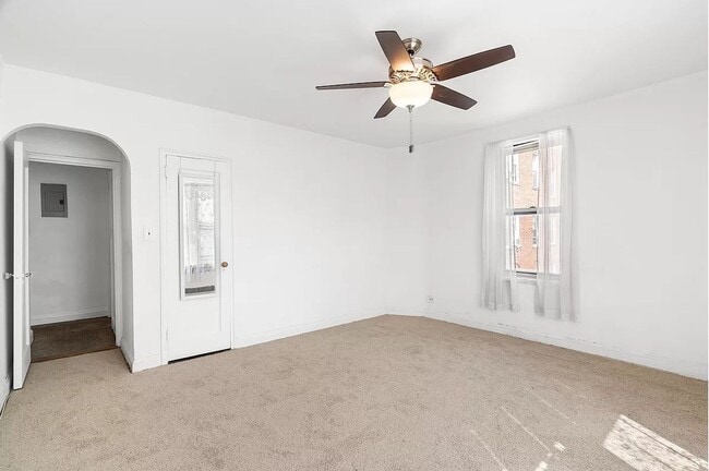 Building Photo - BEAUTIFUL 1 BEDROOM 1 BATHROOM