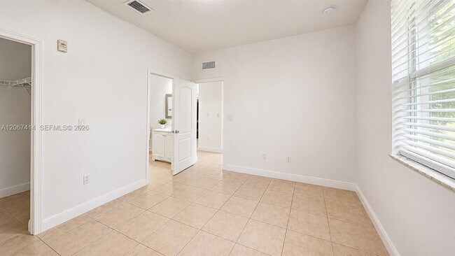 Building Photo - 1652 SE 28th St