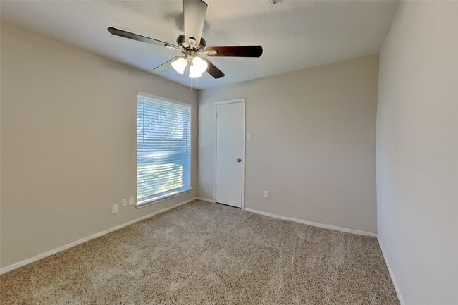 Building Photo - 2515 Chestnut Cir