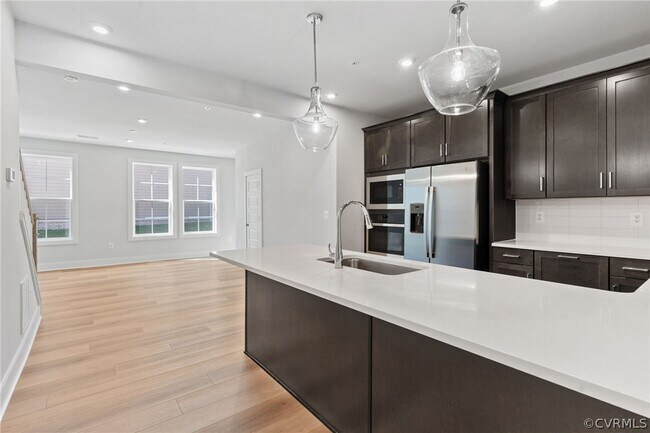 Building Photo - 593 Weaver Brook Walk