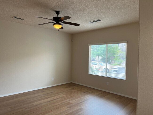 Foto del edificio - 10844 Fort Point Ln NE