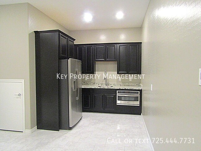 Building Photo - 5 BEDROOM 5 BATH HOME WITH POOL AND SPA IN...