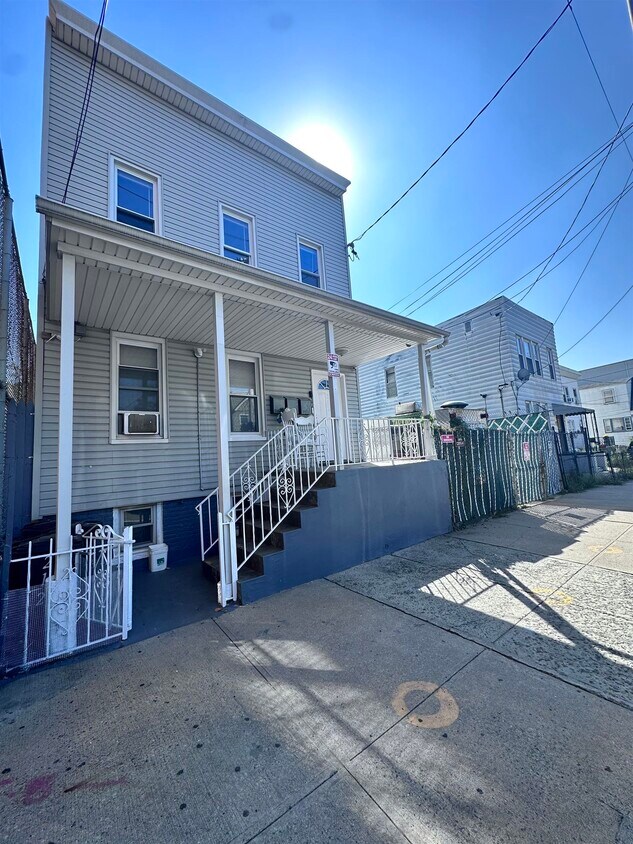 Primary Photo - 212 Plainfield Ave