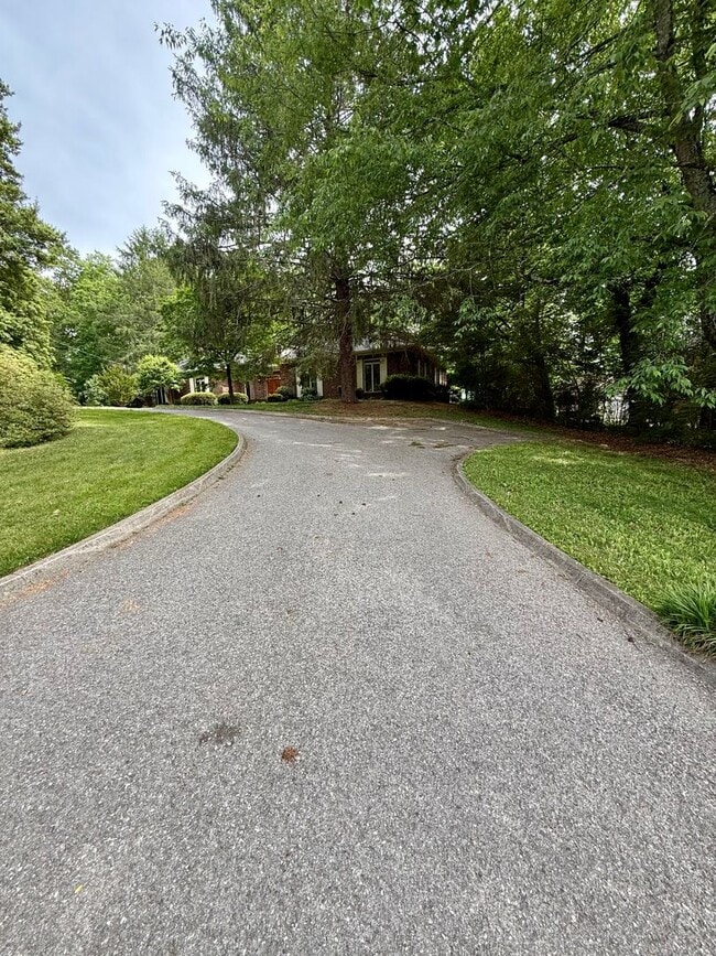Building Photo - Knoxville 37909 - 2 bedroom, 1.5 bath unit, duplex - Contact Chad Weeks (865) 567-6193