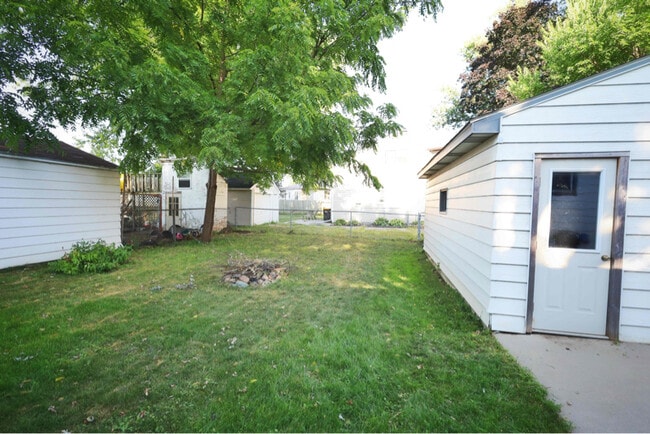 Building Photo - 406 9th Ave NW