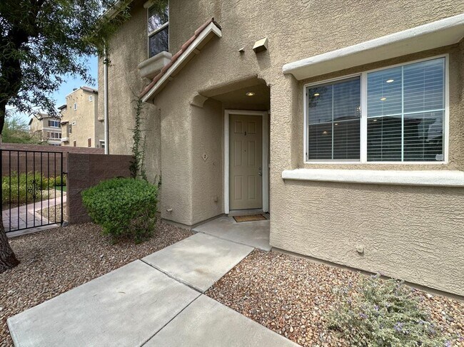 Foto del edificio - 1323 Grass Creek Ave